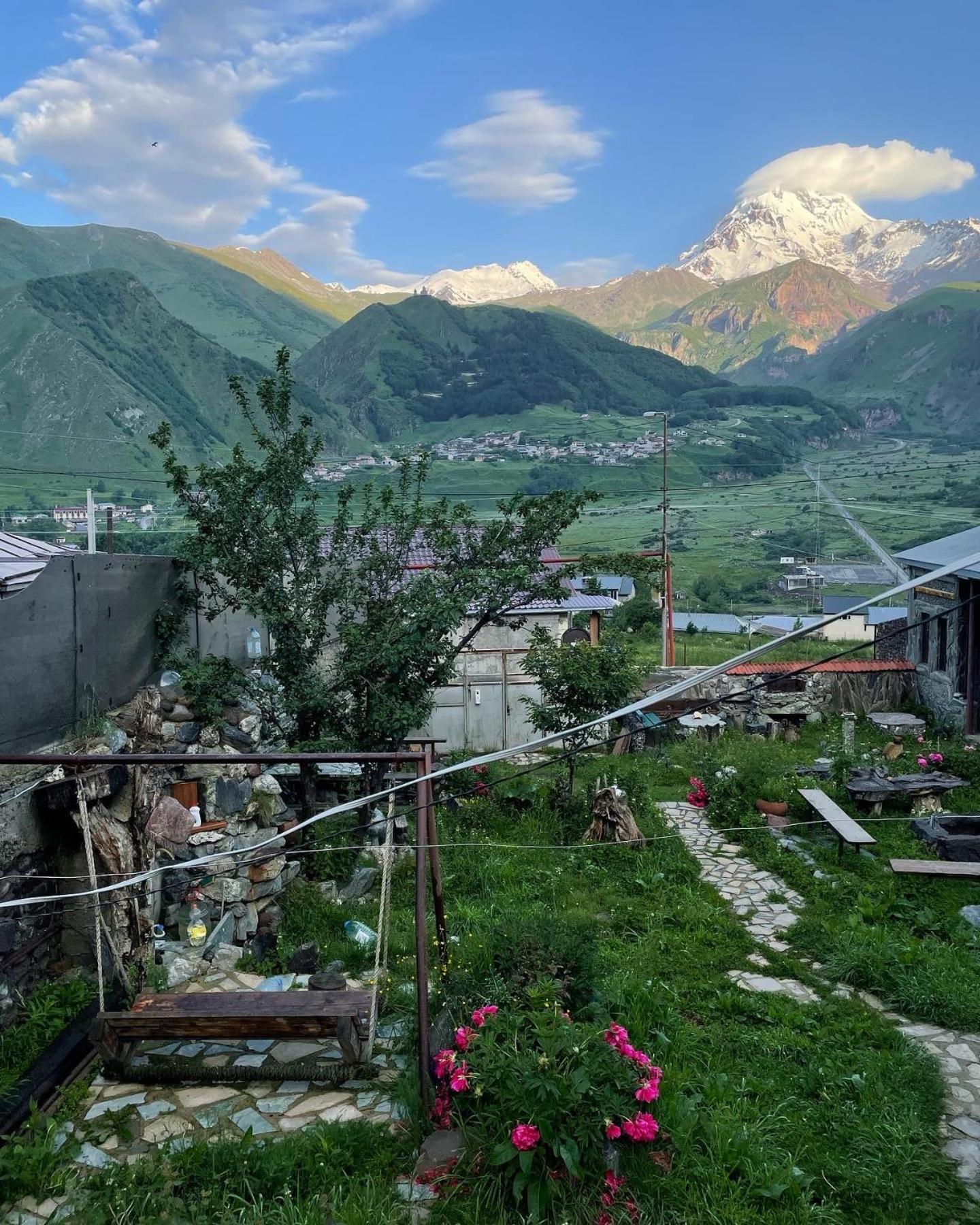 Qusha Guesthouse Meeting In The Mountains And Views คัซเบกี ภายนอก รูปภาพ